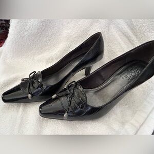 Life Stride Black Patent Leather Pointed Toe Pumps with Bow